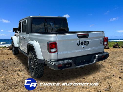 Silver Zynith Clearcoat 2023 Jeep Gladiator Willys 4x4