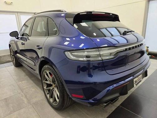 Gentian Blue Metallic 2026 Porsche Macan