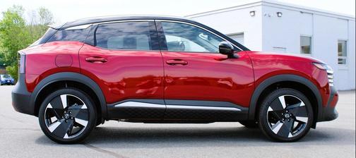 Scarlet Ember Tintcoat/Super Black 2025 Nissan Kicks SR