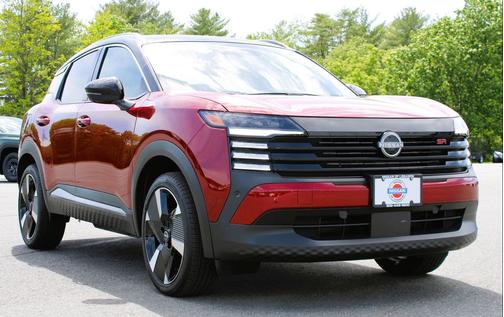Scarlet Ember Tintcoat/Super Black 2025 Nissan Kicks SR
