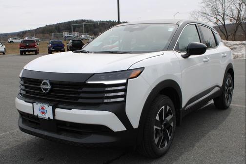 Aspen White Tricoat/Super Black 2025 Nissan Kicks SV