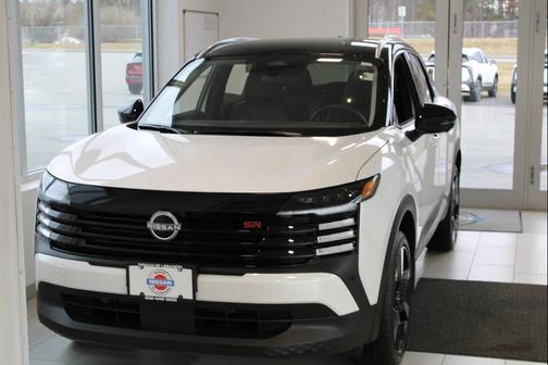 Aspen White Tricoat/Super Black 2025 Nissan Kicks SR