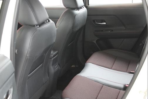 Aspen White Tricoat/Super Black 2025 Nissan Kicks SR
