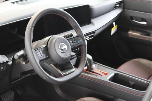 Aspen White Tricoat/Super Black 2025 Nissan Kicks SR