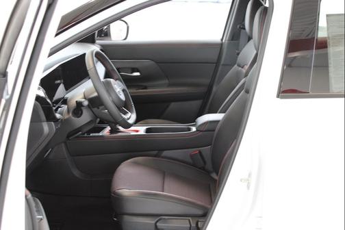 Aspen White Tricoat/Super Black 2025 Nissan Kicks SR