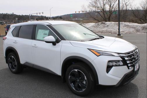 Everest White Pearl 2025 Nissan Rogue SV