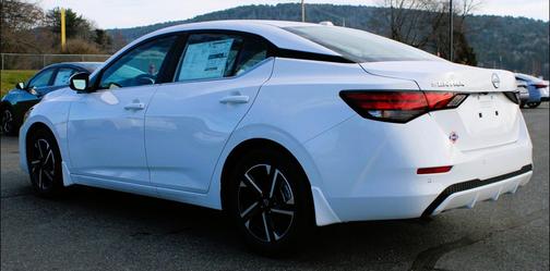 Aspen White Tricoat 2025 Nissan Versa 1.6 S