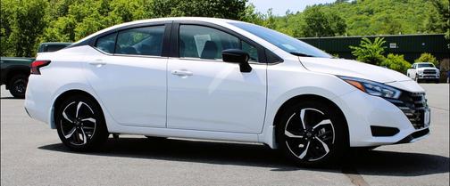 Aspen White Tricoat 2025 Nissan Versa 1.6 S