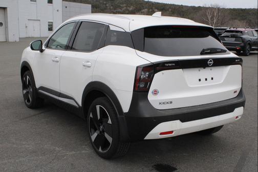 Aspen White Tricoat 2025 Nissan Kicks SR