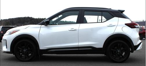 Aspen White Tricoat/Super Black 2024 Nissan Kicks SR