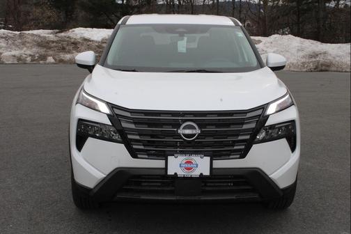 Everest White Pearl Tricoat 2026 Nissan Rogue SV