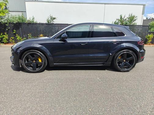 Jet Black Metallic 2016 Porsche Macan Macan Turbo
