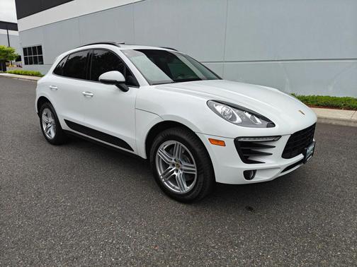 Carrara White Metallic 2018 Porsche Macan Macan Sport Edition