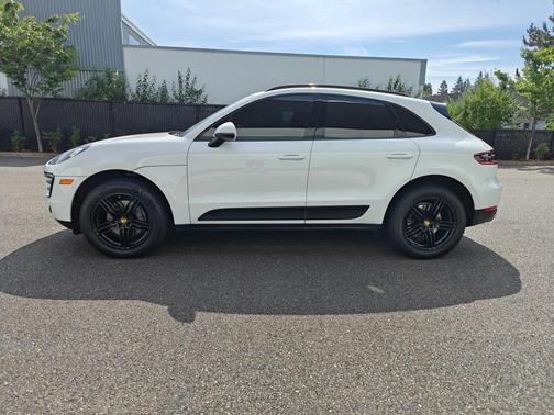 Carrara White Metallic 2018 Porsche Macan Macan Sport Edition