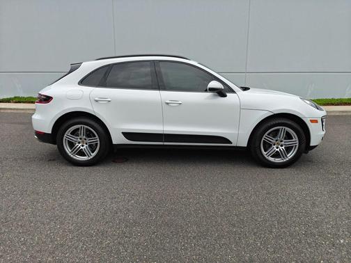 Carrara White Metallic 2018 Porsche Macan Macan Sport Edition