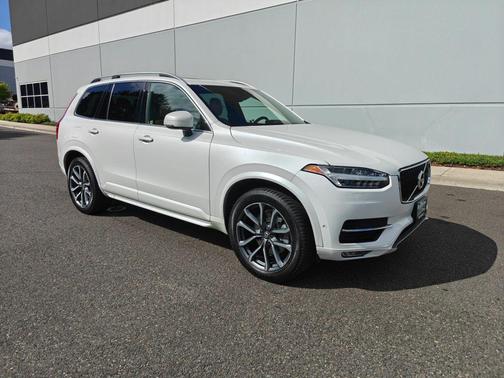 Crystal White Pearl Metallic 2017 Volvo XC90 T6 Momentum