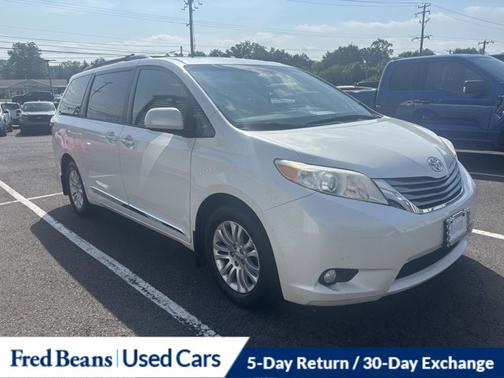 2017 Toyota Sienna XLE PREMIUM 8 PASSENGER