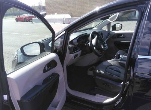 Diamond Black 2024 Chrysler Pacifica TOURING L
