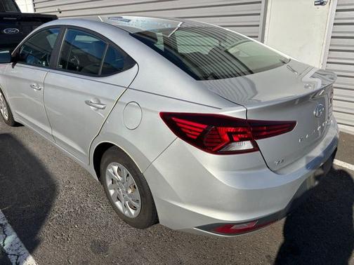 2019 Hyundai ELANTRA SE