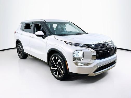 White 2023 Mitsubishi Outlander SE