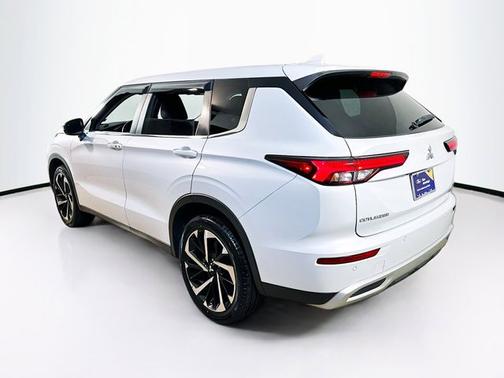2023 Mitsubishi Outlander SE