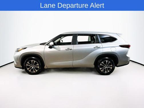 Celestial Silver Metallic 2024 Toyota Highlander XLE