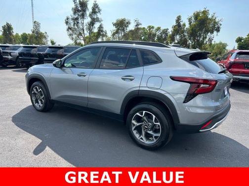 Sterling Gray Metallic 2025 Chevrolet Trax LT