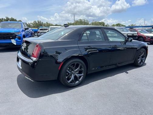 2023 Chrysler 300 Touring