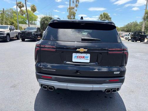 Mosaic Black Metallic 2026 Chevrolet Traverse LT