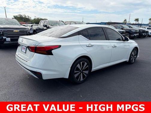 Pearl White Tricoat 2022 Nissan Altima 2.5 SV