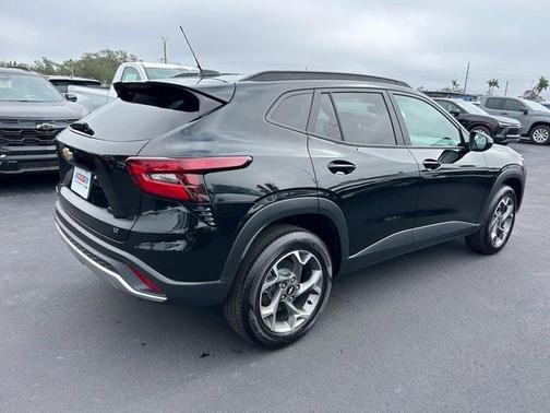 Mosaic Black Metallic 2024 Chevrolet Trax LT