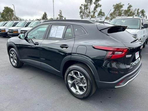 Mosaic Black Metallic 2024 Chevrolet Trax LT