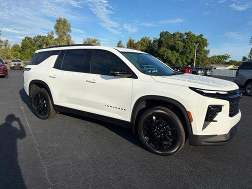 Summit White 2024 Chevrolet Traverse LT