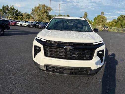 Summit White 2024 Chevrolet Traverse LT