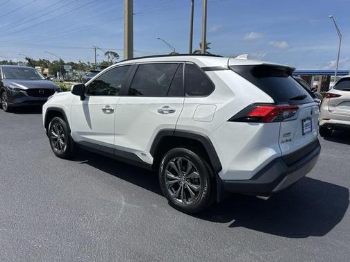 2022 Toyota RAV4 Hybrid SE