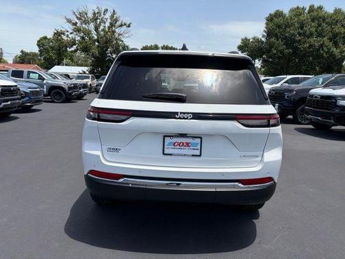 Bright White Clearcoat 2025 Jeep Grand Cherokee Laredo