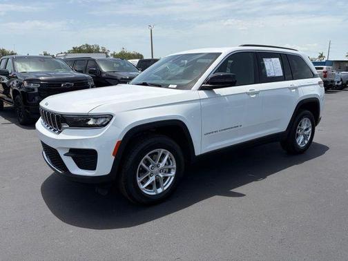 Bright White Clearcoat 2025 Jeep Grand Cherokee Laredo