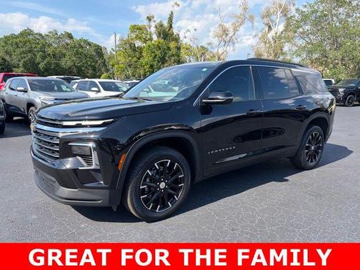 Mosaic Black Metallic 2025 Chevrolet Traverse LT
