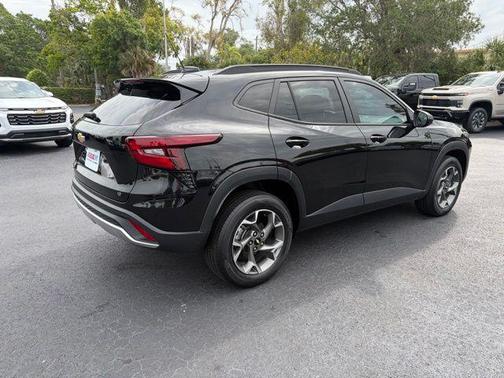 Mosaic Black Metallic 2024 Chevrolet Trax LT