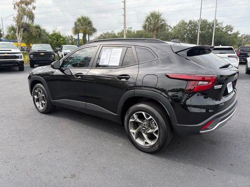 Mosaic Black Metallic 2024 Chevrolet Trax LT