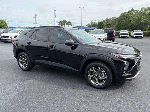 Mosaic Black Metallic 2024 Chevrolet Trax LT