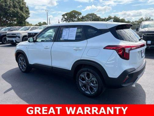 Clear White/Black Roof 2026 Kia Seltos LX