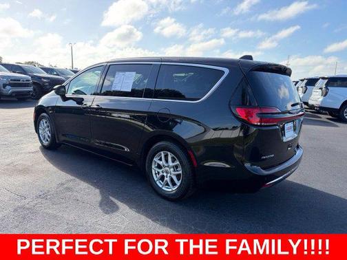 Diamond Black Crystal Pearlcoat 2025 Chrysler Pacifica L