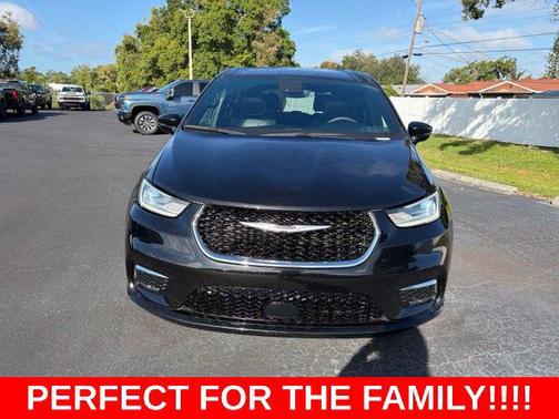Diamond Black Crystal Pearlcoat 2025 Chrysler Pacifica L