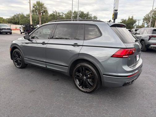 Platinum Gray Metallic 2022 Volkswagen Tiguan 2.0T SE R-Line Black
