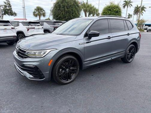 Platinum Gray Metallic 2022 Volkswagen Tiguan 2.0T SE R-Line Black