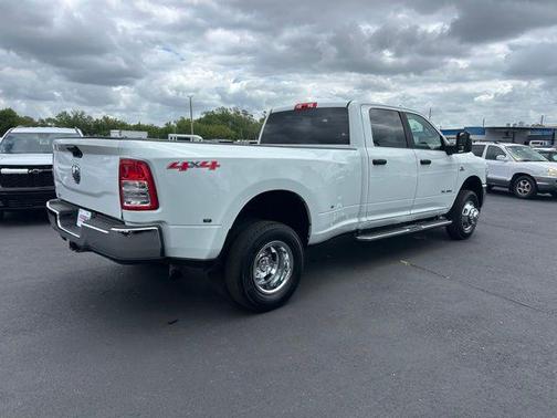 Bright White Clearcoat 2024 RAM 3500 Big Horn Crew Cab 4x4 8' Box