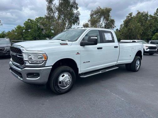 Bright White Clearcoat 2024 RAM 3500 Big Horn Crew Cab 4x4 8' Box