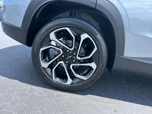 Sterling Gray Metallic 2025 Chevrolet Trax FWD 2RS
