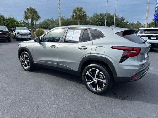 Sterling Gray Metallic 2024 Chevrolet Trax FWD 1RS
